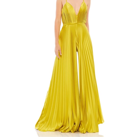 PLEATED PLUNGE NECK WIDE LEG JUMPSUIT - Picture 2 of 7